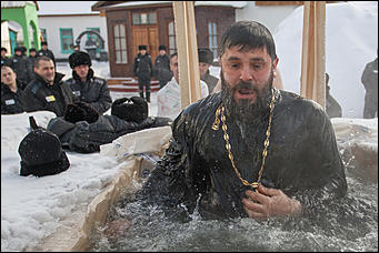 20 январь 2017 г., Барнаул  © Амител Вячеслав Мельников   В надежде на прощение: как барнаульские заключенные окунаются в купель 
