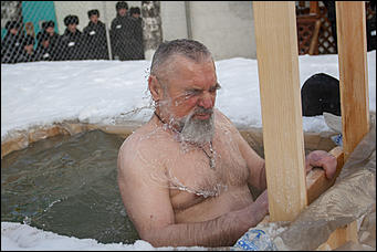 20 январь 2017 г., Барнаул  © Амител Вячеслав Мельников   В надежде на прощение: как барнаульские заключенные окунаются в купель 