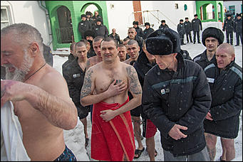 20 январь 2017 г., Барнаул  © Амител Вячеслав Мельников   В надежде на прощение: как барнаульские заключенные окунаются в купель 