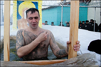 20 январь 2017 г., Барнаул  © Амител Вячеслав Мельников   В надежде на прощение: как барнаульские заключенные окунаются в купель 