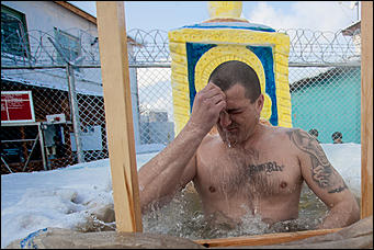 20 январь 2017 г., Барнаул  © Амител Вячеслав Мельников   В надежде на прощение: как барнаульские заключенные окунаются в купель 