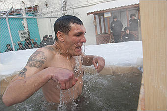 20 январь 2017 г., Барнаул  © Амител Вячеслав Мельников   В надежде на прощение: как барнаульские заключенные окунаются в купель 