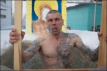 20 январь 2017 г., Барнаул  © Амител Вячеслав Мельников   В надежде на прощение: как барнаульские заключенные окунаются в купель 