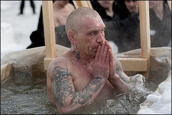 20 январь 2017 г., Барнаул  © Амител Вячеслав Мельников   В надежде на прощение: как барнаульские заключенные окунаются в купель 