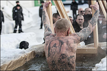 20 январь 2017 г., Барнаул  © Амител Вячеслав Мельников   В надежде на прощение: как барнаульские заключенные окунаются в купель 