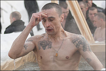 20 январь 2017 г., Барнаул  © Амител Вячеслав Мельников   В надежде на прощение: как барнаульские заключенные окунаются в купель 