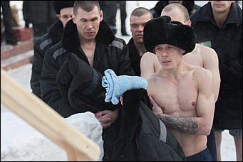 20 январь 2017 г., Барнаул  © Амител Вячеслав Мельников   В надежде на прощение: как барнаульские заключенные окунаются в купель 
