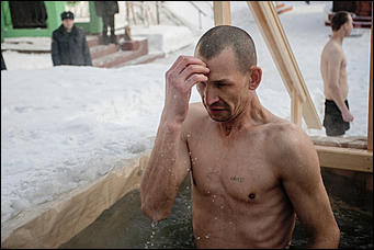 20 январь 2017 г., Барнаул  © Амител Вячеслав Мельников   В надежде на прощение: как барнаульские заключенные окунаются в купель 