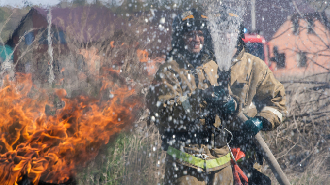 28 апрель 2016 г., Барнаул   Условный пожар вспыхнул в лесах Бобровки. Завершающий день учений МЧС и как выглядит передвижной Центр управления изнутри. 