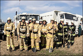 28 апрель 2016 г., Барнаул   Условный пожар вспыхнул в лесах Бобровки. Завершающий день учений МЧС и как выглядит передвижной Центр управления изнутри. 