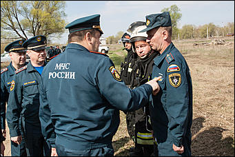 28 апрель 2016 г., Барнаул   Условный пожар вспыхнул в лесах Бобровки. Завершающий день учений МЧС и как выглядит передвижной Центр управления изнутри. 