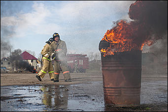 28 апрель 2016 г., Барнаул   Условный пожар вспыхнул в лесах Бобровки. Завершающий день учений МЧС и как выглядит передвижной Центр управления изнутри. 