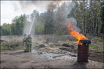 28 апрель 2016 г., Барнаул   Условный пожар вспыхнул в лесах Бобровки. Завершающий день учений МЧС и как выглядит передвижной Центр управления изнутри. 