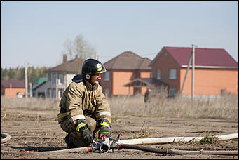 28 апрель 2016 г., Барнаул   Условный пожар вспыхнул в лесах Бобровки. Завершающий день учений МЧС и как выглядит передвижной Центр управления изнутри. 