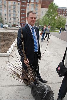    Зеленый подарок.В Барнауле стало больше деревьев