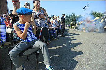 2 август 2017 г., Барнаул. Смолихина Екатерина   Кровь, огонь и пули: как отметили в Барнауле День ВДВ