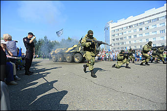 2 август 2017 г., Барнаул. Смолихина Екатерина   Кровь, огонь и пули: как отметили в Барнауле День ВДВ