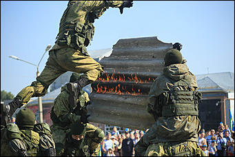 2 август 2017 г., Барнаул. Смолихина Екатерина   Кровь, огонь и пули: как отметили в Барнауле День ВДВ