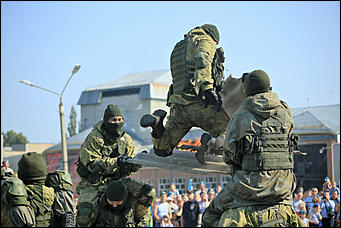 2 август 2017 г., Барнаул. Смолихина Екатерина   Кровь, огонь и пули: как отметили в Барнауле День ВДВ