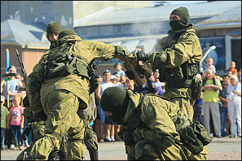 2 август 2017 г., Барнаул. Смолихина Екатерина   Кровь, огонь и пули: как отметили в Барнауле День ВДВ