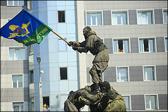 2 август 2017 г., Барнаул. Смолихина Екатерина   Кровь, огонь и пули: как отметили в Барнауле День ВДВ