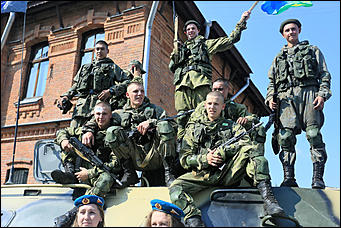 2 август 2017 г., Барнаул. Смолихина Екатерина   Кровь, огонь и пули: как отметили в Барнауле День ВДВ