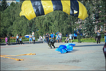 2 август 2017 г., Барнаул. Смолихина Екатерина   Кровь, огонь и пули: как отметили в Барнауле День ВДВ