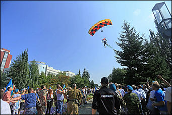 2 август 2017 г., Барнаул. Смолихина Екатерина   Кровь, огонь и пули: как отметили в Барнауле День ВДВ