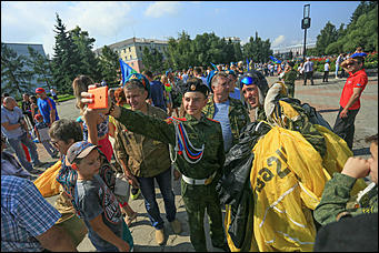 2 август 2017 г., Барнаул. Смолихина Екатерина   Кровь, огонь и пули: как отметили в Барнауле День ВДВ