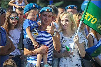 2 августа 2019 г., Барнаул. Екатерина Смолихина   Митингом и шествием отметили День ВДВ в Барнауле