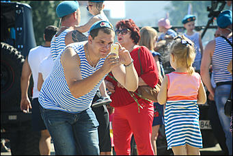 2 августа 2019 г., Барнаул. Екатерина Смолихина   Митингом и шествием отметили День ВДВ в Барнауле