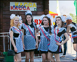 26 май 2016 г., Барнаул  © Амител Вячеслав Мельников   Барнаульские выпускники на улицах города