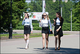 26 май 2016 г., Барнаул  © Амител Вячеслав Мельников   Барнаульские выпускники на улицах города