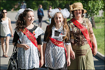 26 май 2016 г., Барнаул  © Амител Вячеслав Мельников   Барнаульские выпускники на улицах города