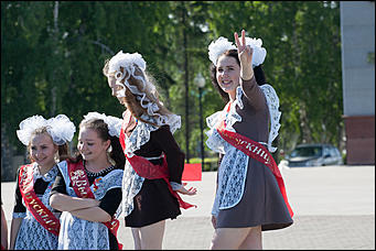 26 май 2016 г., Барнаул  © Амител Вячеслав Мельников   Барнаульские выпускники на улицах города
