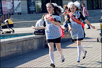 26 май 2016 г., Барнаул  © Амител Вячеслав Мельников   Барнаульские выпускники на улицах города