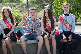 26 май 2016 г., Барнаул  © Амител Вячеслав Мельников   Барнаульские выпускники на улицах города