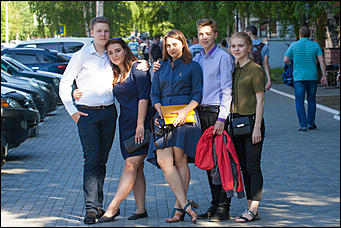 26 май 2016 г., Барнаул  © Амител Вячеслав Мельников   Барнаульские выпускники на улицах города