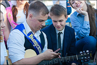 26 май 2016 г., Барнаул  © Амител Вячеслав Мельников   Барнаульские выпускники на улицах города