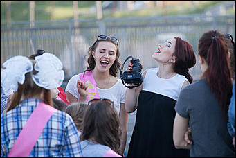 26 май 2016 г., Барнаул  © Амител Вячеслав Мельников   Барнаульские выпускники на улицах города