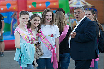 26 май 2016 г., Барнаул  © Амител Вячеслав Мельников   Барнаульские выпускники на улицах города