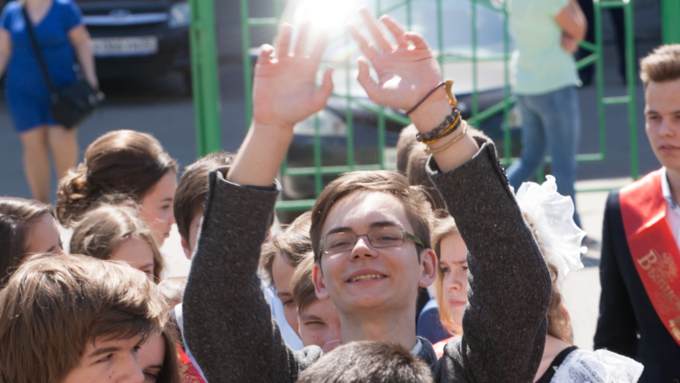 25 май 2016 г., Барнаул  &copy; Амител Вячеслав Мельников   Цветы, банты, улыбки: последний звонок-2016 в Барнауле