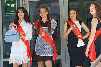 25 май 2016 г., Барнаул  © Амител Вячеслав Мельников   Цветы, банты, улыбки: последний звонок-2016 в Барнауле