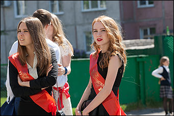 25 май 2016 г., Барнаул  © Амител Вячеслав Мельников   Цветы, банты, улыбки: последний звонок-2016 в Барнауле