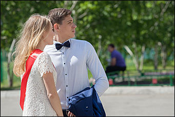 25 май 2016 г., Барнаул  © Амител Вячеслав Мельников   Цветы, банты, улыбки: последний звонок-2016 в Барнауле