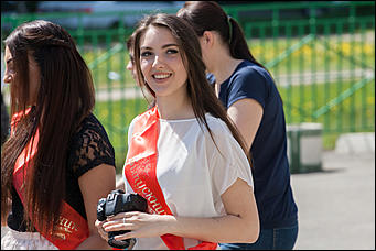 25 май 2016 г., Барнаул  © Амител Вячеслав Мельников   Цветы, банты, улыбки: последний звонок-2016 в Барнауле