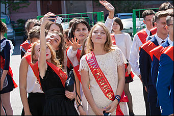 25 май 2016 г., Барнаул  © Амител Вячеслав Мельников   Цветы, банты, улыбки: последний звонок-2016 в Барнауле