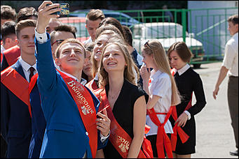 25 май 2016 г., Барнаул  © Амител Вячеслав Мельников   Цветы, банты, улыбки: последний звонок-2016 в Барнауле