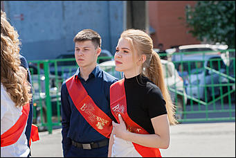 25 май 2016 г., Барнаул  © Амител Вячеслав Мельников   Цветы, банты, улыбки: последний звонок-2016 в Барнауле