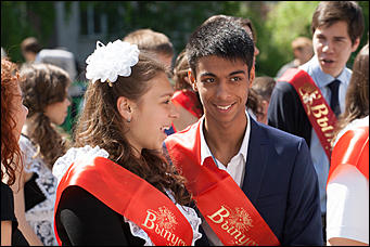 25 май 2016 г., Барнаул  © Амител Вячеслав Мельников   Цветы, банты, улыбки: последний звонок-2016 в Барнауле